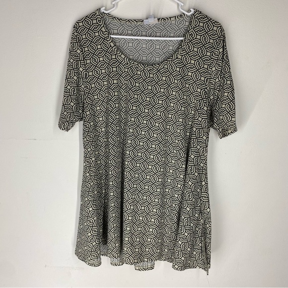 LuLaRoe Tops - LuLaRoe geometric print top